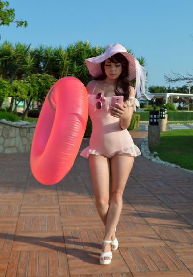 《不扣钮的女孩》